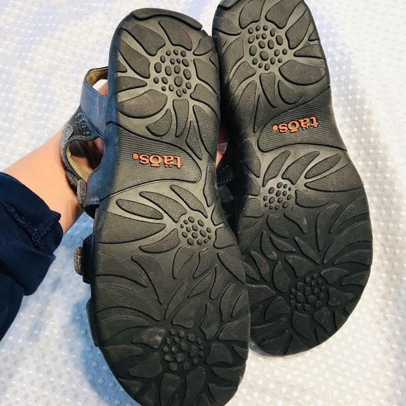 Taos Footwear Cleopatra Pewter Gray Sandals Strappy Metallic - Picture 2 of 6